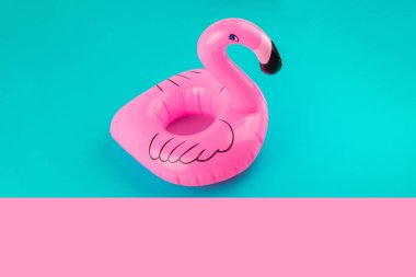 Pastel mavi ve pembe arka plan üzerinde şişme mini flamingo. Havuz float parti, trendy yaz konsepti. Düz döşeme, kopyalama alanı.