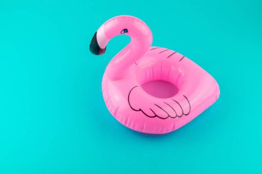 Pembe, trendy, şişmiş beach flamingo mavi bir arka plan üzerinde. Yaz vurmak