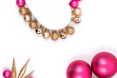 Kalp şeklinde Noel hediye kutusu ile pembe ve altın Noel topları ile tatil, Noel, teşekkür gün vererek, Doğum günü üst görünümü beyaz arka planda izole. 