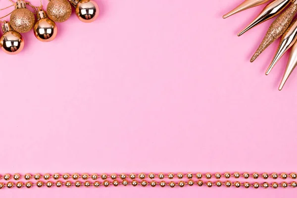 크리스마스 프레임입니다. 분홍색 배경에 크리스마스 공, 화환, 빨간색과 황금 장식. 플랫 레이, 상단 보기, 복사 공간 — 스톡 사진