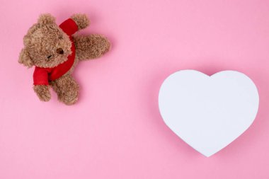 Oyuncak ayı, beyaz kutu kalpler şekilli, Sevgililer Günü hediyesi. Noel için hediye, teşekkür veren gün, doğum günü tatili. 