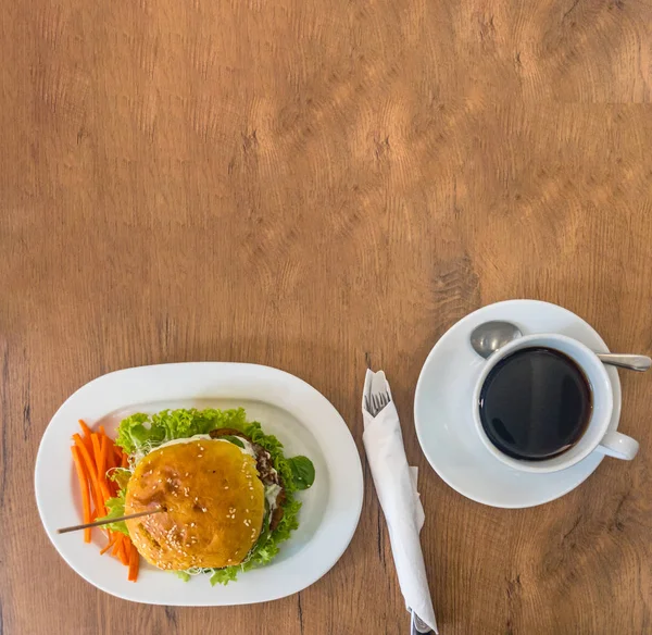 Gustosi hamburger fatti in casa alla griglia con manzo, carote, formaggio, lattuga e caffè . — Foto Stock