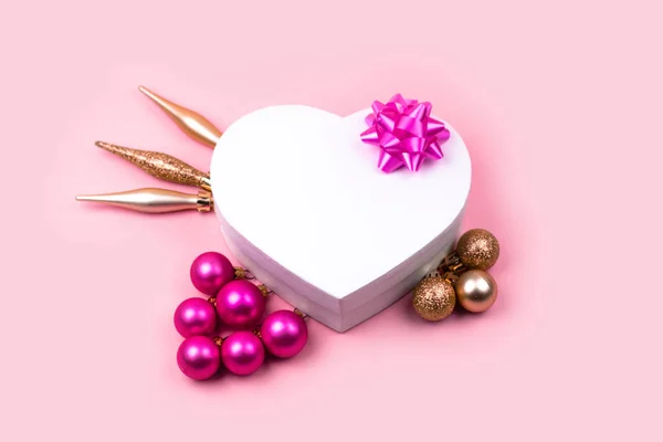 Roze kerstballen, gouden kerstversiering, de doos van de gift op roze achtergrond. Vakantie en viering concept voor briefkaart of uitnodiging. — Stockfoto