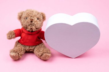 Oyuncak ayı, beyaz kutu kalpler şekilli, Sevgililer Günü hediyesi. Noel için hediye, teşekkür veren gün, doğum günü tatili. 