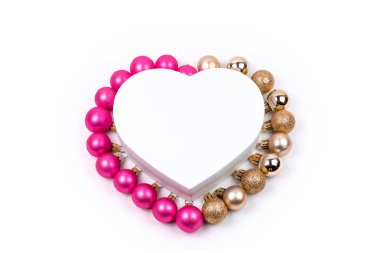 Tatil için pembe ve altın Noel topları ile Kalp şeklinde Noel hediye kutusu, noel, teşekkür gün, doğum günü veren.