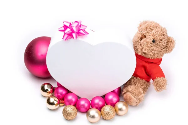 Miś, serce w kształcie Boże Narodzenie pudełko z różowe i złote kule świąteczne z na wakacje, Boże Narodzenie, dzięki dając dzień, urodziny widok z góry na białym tle. — Zdjęcie stockowe