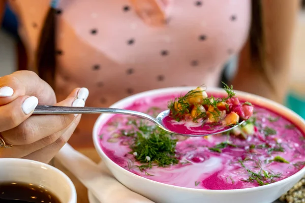 Nuori nainen syö terveellistä ruokaa. Vegaaniruokaa, tyttö syö terveellistä brunssia. Detox ruokavalio . — kuvapankkivalokuva