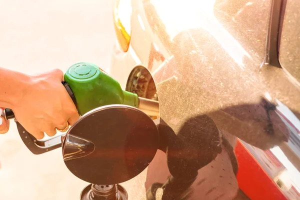 La boquilla de gasolina del coche se llena con gasolina en una gasolinera. De cerca. . — Foto de Stock