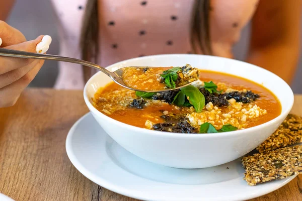 Vegetarians eat healthy and organic food during meeting in restaurant — Stock Photo, Image