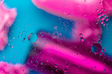 Su üzerinde renkli yağ kabarcıkları mikro moleküler soyut desen. 