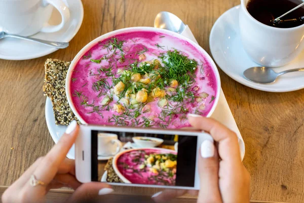 Comida, tecnología, gastronomía y concepto de personas - manos de mujer con smartphone fotografiando sopa en el restaurante —  Fotos de Stock