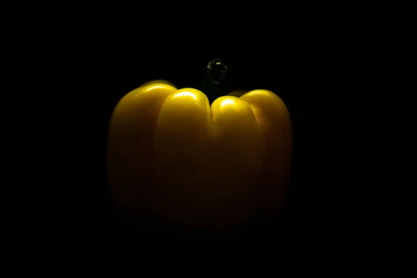 Peperoncino fresco giallo isolato su nero. Alimentazione sana concetto . — Foto Stock