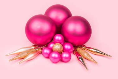 Pembe noel topları, altın Noel süsleri, pembe arka plan üzerinde hediye kutusu. Noel hediyeleri ve pembe arka plan üzerinde dekorasyon. Kartpostal veya davetiye için tatil ve kutlama konsepti.