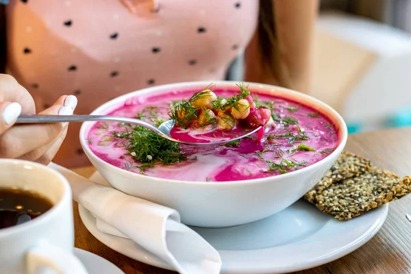 Young woman eating healthy food. Vegan food, girl eating healthy brunch breakfast. Detox diet. — Stock Photo, Image