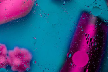 Su üzerinde renkli yağ kabarcıkları mikro moleküler soyut desen. 