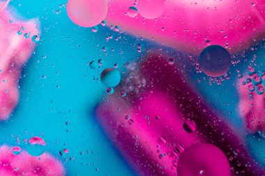 Su üzerinde renkli yağ kabarcıkları mikro moleküler soyut desen. 