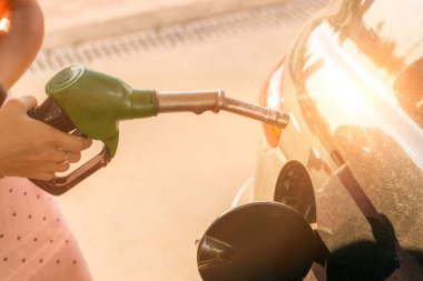 Araba gazı nozul yakıt ikmali bir benzin istasyonunda benzin ile doldurun. Ulaşım ve mülkiyet kavramı