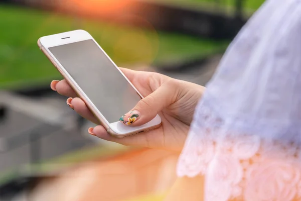 Kvinde sms 'er på smart phone på under solnedgang - Stock-foto