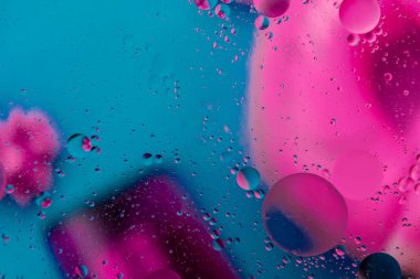 Su üzerinde renkli yağ kabarcıkları mikro moleküler soyut desen. 