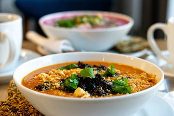 Vegansk mat. Gresskar- og gulrotsuppe med fløte. Avrivningsdiett . – stockfoto