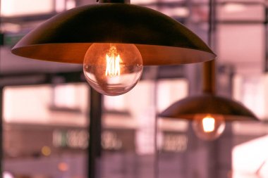 Işık, tasarım ve iç mekan. Kafede Vintage metalik fener.