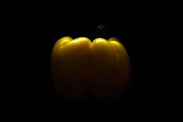 Frischen gelben Paprika Paprika isoliert auf schwarz. Konzept der gesunden Ernährung. — Stockfoto