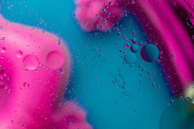 Su üzerinde renkli yağ kabarcıkları mikro moleküler soyut desen. 