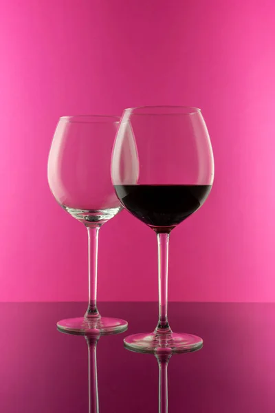 Elegantní, drahé červené skleničky vína pro upevnění grafického designu. Koncepce vín. — Stock fotografie