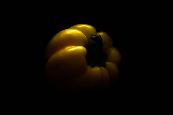 Peperoncino fresco giallo isolato su nero. Alimentazione sana concetto . — Foto Stock