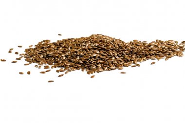 Keten tohumu yığını, beyaz arka planda keten tohumu.