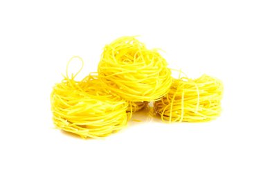 Ham Makarna Erişte Beyaz Arka Plan Üzerine Dökülen. Kurdele erişte, uzun haddelenmiş makarna veya pişmemiş spagetti izole 