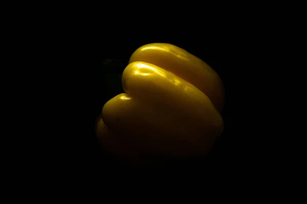 新鮮な黄色のカプシカムパプリカは、黒で分離しました。健康的な食事の概念. — ストック写真