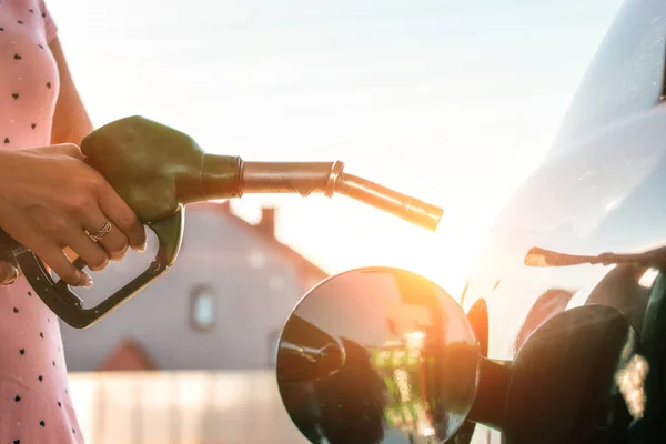 Llenar a mano el coche con combustible en la estación de servicio — Foto de Stock