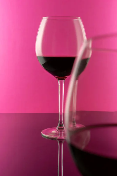Óculos rosa Vinho contra fundo rosa com espaço de cópia. Conceito do Dia dos Namorados — Fotografia de Stock