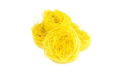 Ham sarı İtalyan makarna pappardelle, fettuccine veya tagliatelle yakın. Ev yapımı kuru kurdele erişte, uzun haddelenmiş makarna veya pişmemiş spagetti izole