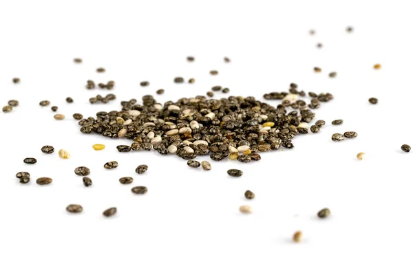 Mucchio di semi di chia sani isolato su fondo bianco. Colazione sana, spuntino vitaminico, dieta e alimentazione sana . — Foto Stock