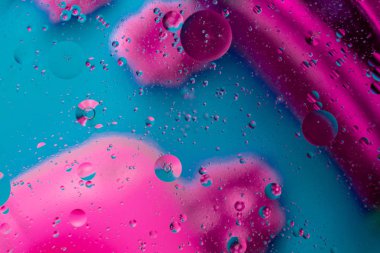 Su üzerinde renkli yağ kabarcıkları mikro moleküler soyut desen. 