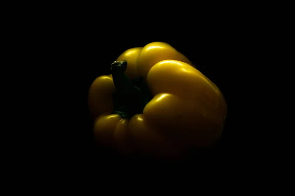 Verse gele Capsicum paprika op zwart geïsoleerd. Gezond eetconcept. — Stockfoto