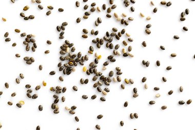 Superfood chia tohumları, üst görünümü, beyaz arka plan üzerinde izole. Sağlıklı kahvaltı, vitamin atıştırmalık, diyet ve sağlıklı beslenme konsepti.