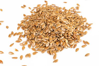 Bazı keten tohumları, Keten tohumu, beyaz arka plana yayılmış. Diyet ve sağlıklı beslenme kavramı.