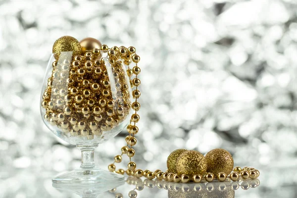 クリスマスボール、銀の抽象的な背景にクリスマスの装飾とワイングラス — ストック写真