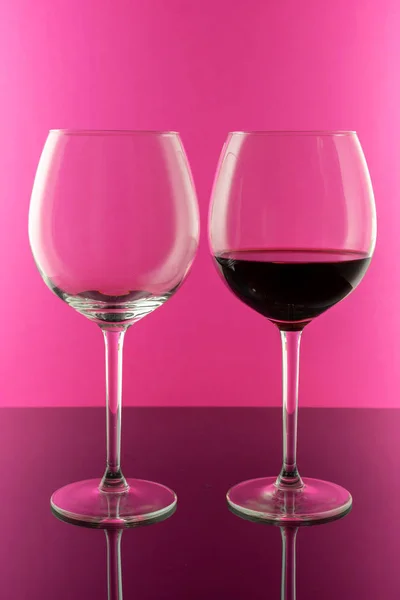 Elegante, caro vinho de óculos vermelhos para montagem de design gráfico. Conceito de vinho . — Fotografia de Stock