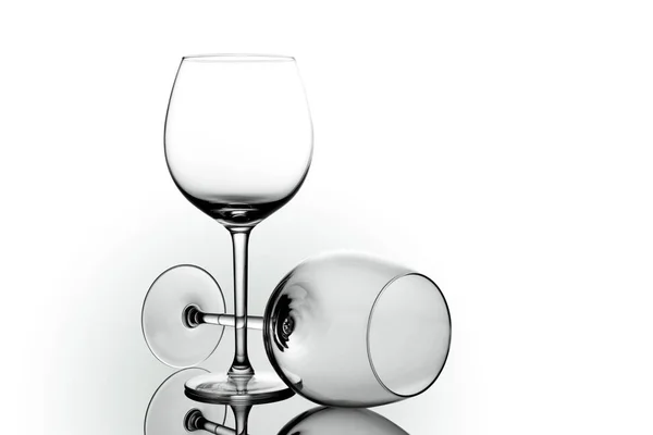 Vaciar elegantes copas de vino de cristal con vino aislado sobre fondo blanco. Fondo de la tarjeta de bebidas alcohólicas . — Foto de Stock