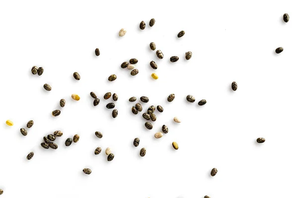 Graines de chia Superfood, vue de dessus, isolées sur fond blanc. Petit déjeuner sain, collation vitaminique, régime alimentaire et concept de saine alimentation . — Photo