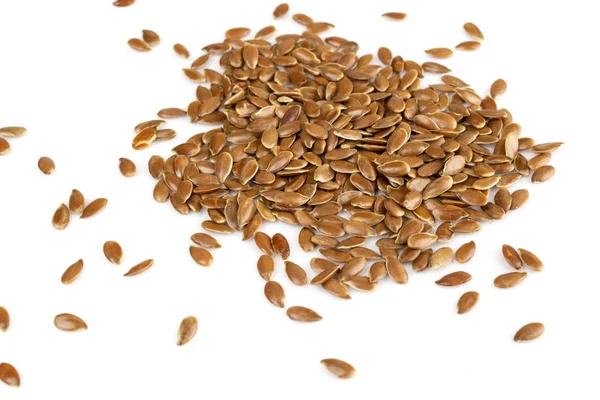 Algunas semillas de lino, semillas de lino, se extienden sobre fondo blanco. Dieta y concepto de alimentación saludable . — Foto de Stock