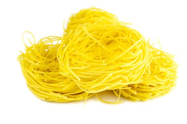 Ham sarı İtalyan makarna pappardelle, fettuccine veya tagliatelle yakın. Ev yapımı kuru kurdele erişte, uzun haddelenmiş makarna veya pişmemiş spagetti izole
