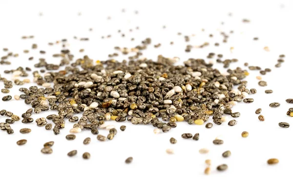 Organik Chia Tohumu, beyaz arka plan üzerinde süper gıda. Sağlıklı kahvaltı, vitamin atıştırmalık, diyet ve sağlıklı beslenme konsepti.