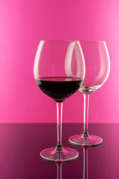 Elegante, caro vinho de óculos vermelhos para montagem de design gráfico. Conceito de vinho . — Fotografia de Stock