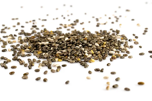 Mucchio di semi di chia sani isolato su fondo bianco. Colazione sana, spuntino vitaminico, dieta e alimentazione sana . — Foto Stock