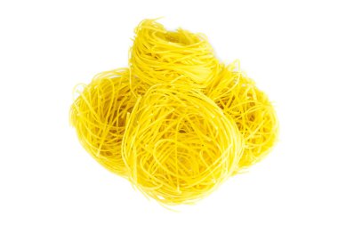 Ham sarı İtalyan makarna pappardelle, fettuccine veya tagliatelle yakın. Ev yapımı kuru kurdele erişte, uzun haddelenmiş makarna veya pişmemiş spagetti izole